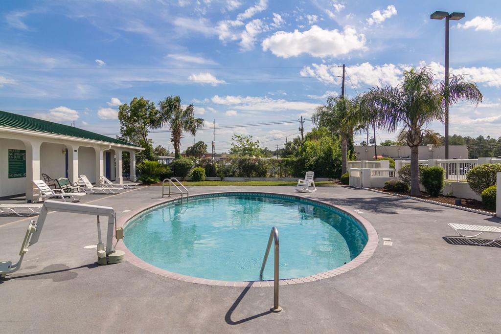 Motel 6 Waycross Bagian luar foto