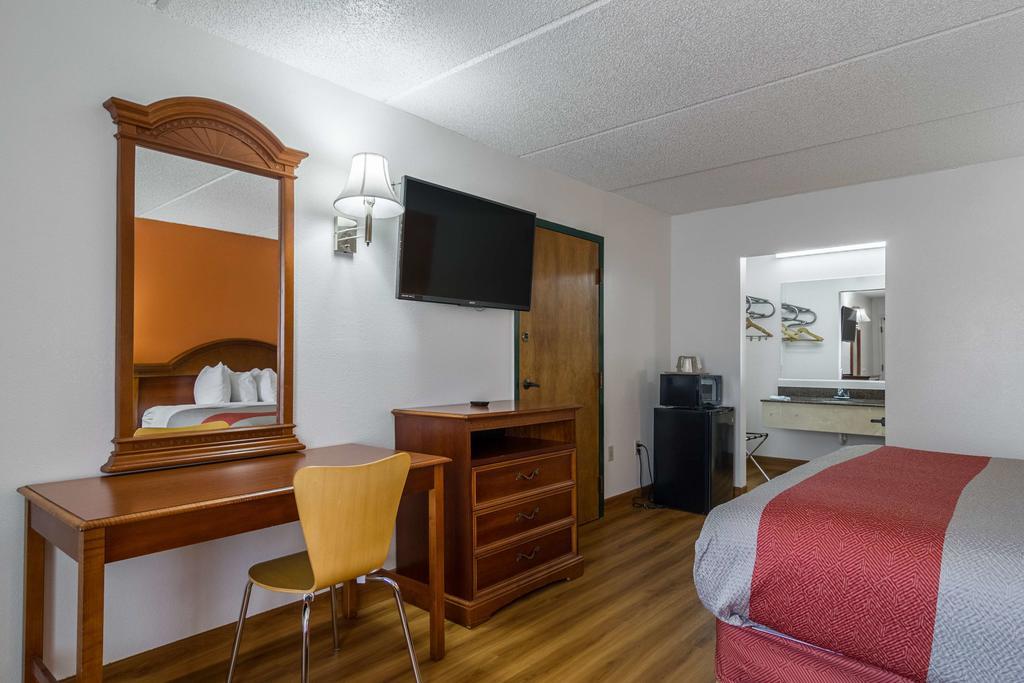 Motel 6 Waycross Bagian luar foto